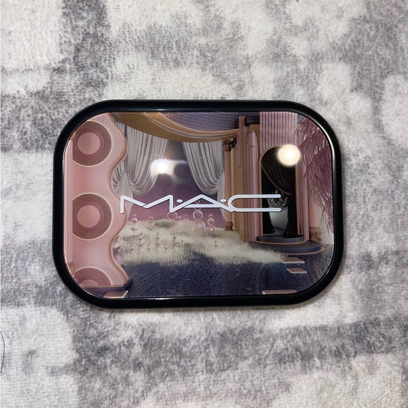 MAC CONNECT IN COLOUR EYE SHADOW PALETTE: ENCRYPTED KRYPTONITE - Picture 2 of 4